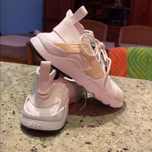 WHITE NIKE HUARACHES